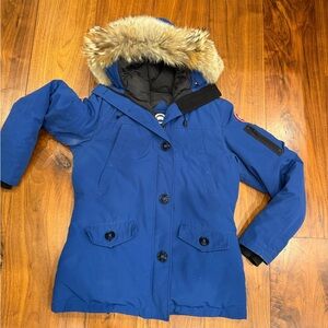 Canada Goose sz Large Women’s Blue Jacket with Fur Trim